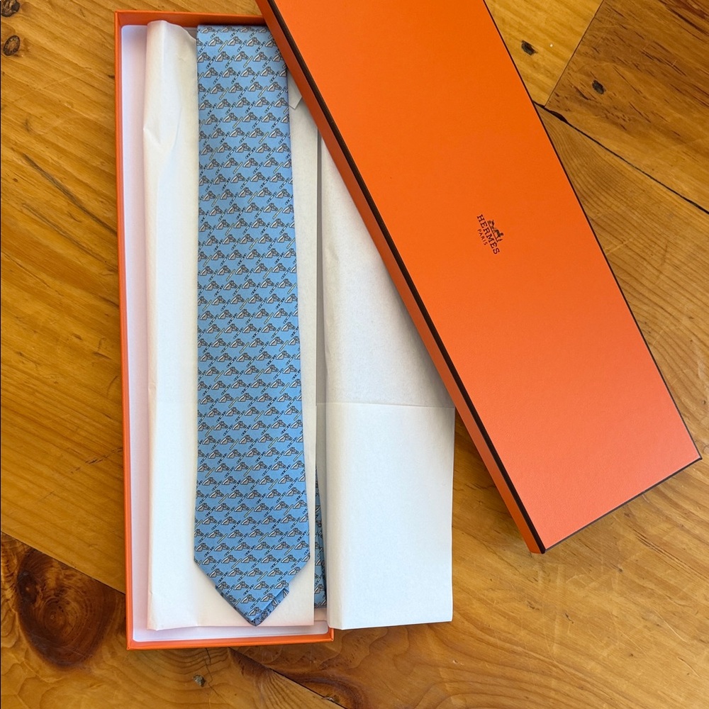 New Hermes 100% Silk Blue Horse Patterned Men's Tie with box and ribbon!